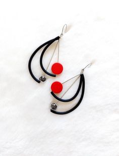 Contemporary earrings made of stainless steel earring hooks, black rubber, redbead and glass bead.  Stainless steel is 100% hypoallergenic and will not produce skin irritation or discoloration.   Length: 8.5 cm Package will be shipped out as soon as I possibly can which is usually 3 - 5 days after the purchase.  Don't hesitate to contact me if you have any question. Thanks for stopping by and don't forget to check my other items.  Join Pevalek Jewellery at https://www.facebook.com/PevalekJewelle Wire Jewelry Earrings, Driftwood Jewelry, Contemporary Earrings, Earrings Art, Unusual Earrings, Fiber Jewelry, Art Earrings, Unusual Jewelry, Paper Jewelry