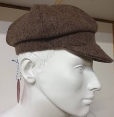 Please note the SylwiasAtelier terms and conditions. Flat cap "Harry" made of wool tweed in a herringbone look, brown-light brown. Available without lining, or with cotton lining red and white checkered. "Harry" is stretchy at the back thanks to the small sewn-on elastic band. Photo #3 is seat/pattern only. Material: 100% virgin wool. Peaked Cap, Newsboy Cap, Flat Cap, Herringbone Pattern, Elastic Band, Light Brown, Herringbone, Caps Hats, Accessories Hats