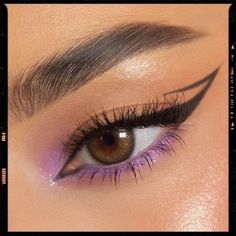 Maquillaje 9k Eyeliner Styles With Color, Glamorous Eyeshadow Looks, Make Up On Brown Eyes, Model Aesthetic Makeup, Colorful Eye Makeup Aesthetic, Colored Eyeliner Makeup Looks, Eyeliner Styles Color, Makeup Looks With Colorful Eyeliner, Eyeliner Looks With Color