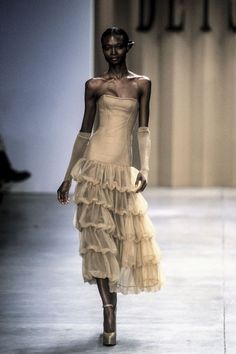 90s Runway Fashion, Runway Fashion Couture, Runway Outfits, Model Aesthetic, Mode Inspo, Glam Dresses, Mode Vintage, Looks Style, الرسومات اللطيفة