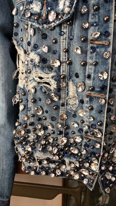 Embellished Black Shorts, Diy Denim Jacket, Embellished Denim Jacket, Denim And Diamonds, Diy Jacket, Diy Fashion Accessories, Western Outfits Women, Painted Jeans, Denim Crafts