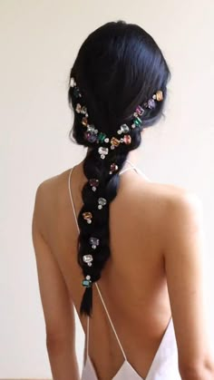 Flowers In Her Hair, روتين العناية بالبشرة, Aesthetic Hair, Hairstyle Ideas, Up Hairstyles, Hair Jewelry, Hair Looks, Hair Hacks, Hair Tutorial