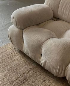 a reclining couch sitting on top of a rug