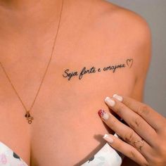 a woman's chest with the words supa foto e crono written on it