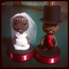 two small figurines are dressed up as bride and groom