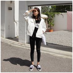 Off White Denim Jacket Outfit, Styling White Denim Jacket, White Denim Jacket Outfit Winter, White Jacket Outfit Casual, Cute Outfits Simple