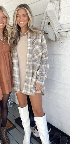 Fall Country Concert Outfit White Boots, Heals And Jeans Outfits Going Out, Nashville Flannel Outfit, Cojo Concert Outfit Winter, Southern Boots Outfit, Long Sleeve Country Outfits, Womens Nashville Outfits Winter, Casual Stylist Outfit, Beach Thanksgiving Outfit