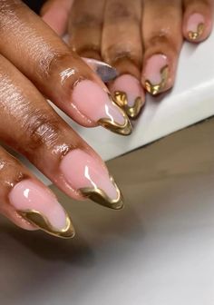 Chrome Nails On Black Women, Gold Simple Nails, Almond Nails Black Women, Gold Metallic Nails, Gold Wedding Nails, Chrome Summer Nails, Summer Chrome Nails, Chrome Manicure, White Chrome Nails