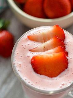 there is a smoothie with strawberries in it