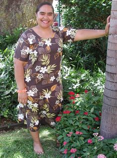 Autumn Tropical: 100% Rayon, Shannon Marie Label, Made in Hawaii, Round Neck, Long Plus Size Dress with Short Sleeves, pull-over style, and two in-seam pockets is Available in Plus 1X only in Chocolate.  Free shipping from Maui, Hawaii. MauiShirts search box stock number:  201O-493 Plus Size Long Dresses, Comfortable Bra, Dress With Short Sleeves