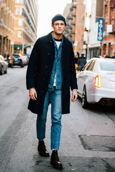 Tom Barker Street Mode, Men's Denim Style, Beanie Outfit, Moda Denim, Walking Down The Street, Paris Mode, Moda Jeans, Beanie Style, Double Denim