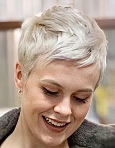 Undercut Curly Hair, Pixie Haircut Ideas, Hair Today Gone Tomorrow, Blonde Pixie Hair, Short Hairdos, Super Short Hair, Growing Out Short Hair Styles, Pixie Hair, Edgy Short Hair