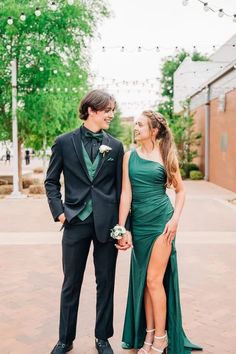 Simple Mermaid Dark Green Slit Long Prom Dresses Formal Dress Urban Prom Photoshoot, Green And Gold Prom Couple, Semi Formal Picture Ideas, Green Prom Couple Outfit, Dark Green Prom Couple, Prom Couples Outfits Matching, Prom Photos Single, Green Prom Dress Couple, Prom Pictures Couples Aesthetic