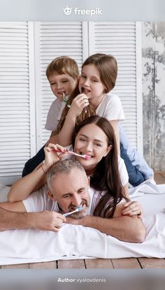 A família escova os dentes e ri | Premium Photo #Freepik #photo #pessoas #criancas #casa #familia Oral Health Education, Dental Spa, Dairy Free Breastfeeding, Remedies For Tooth Ache, Dental Check Up, Dental Photography, Dental Kids, Dental Art, Health Routine