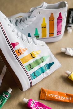 Custom Blog – oh yay studio – Color + Painting + Making + Everyday celebrating Diy Converse Shoes Paint, Crayon Shoes, Pencil Shoes, Tulip Fabric Paint, Painted Converse, Painting Teacher, Teacher Fits