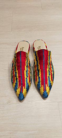 Silk slippers made entirely of handcrafted silk woven ikat fabric.all numbers available.made with first class products.silk ikat made of loom weaving is used. Silk Slippers, Ikat Scarf, Diy Clothes Bag, Cute Shoes Heels, Ikat Design, Silk Ikat, Slippers Women, Ikat Fabric, Foot Jewelry