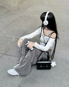 acubi fashion, outfit inspo, sony headphone, ig pose ideas Acubi White Outfits, Cool Asian Girl Aesthetic, Acubi Girl Aesthetic, Acubi Style Aesthetic, Korean Acubi Outfits, Korean Girl Aesthetic Outfit, White Aesthetic Outfit Girl, Clothing Styles Korean, Cute Acubi Outfits