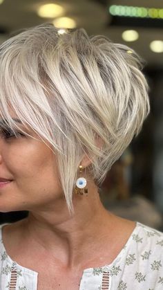 Platinový Blond, Choppy Hair, Short Hair Trends, Edgy Short Hair, Penteado Cabelo Curto, Haircuts For Fine Hair, Haircut For Thick Hair