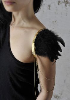 shoulder feather detail Shoulder Jewelry, Look Festival, Black Gold Jewelry, Dandy, Look Fashion, Body Jewelry, Feathers