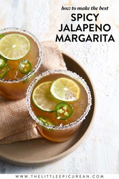 top shot of glasses filled with margaritas with text overlay how to make the best spicy jalapeno margarita Traditional Margarita, Spicy Margarita, Margarita Recipe, Mixed Drinks, Drinks