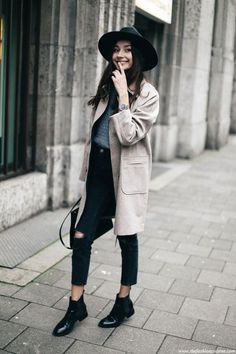 *12 Spring Booties You Need In Your Closet ASAP Casual Trench Coat Outfit, Trenchcoat Outfit, Minimal Style Outfits, Casual Trench Coat, Chelsea Boots Outfit, Pijamas Women, Ripped Knee Jeans, Trench Coat Outfit, Botas Chelsea