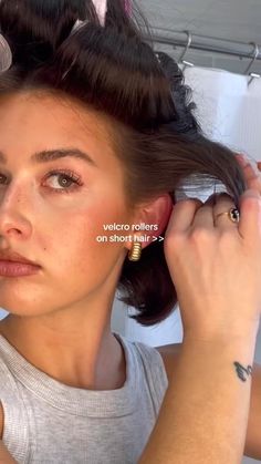 Velcro Rollers on Short Hair - Hair Tutorial >> #rollers #velcrorollers #shorthair #shorthaircut #bob #frenchbob #shorthairstyles #bobcut #hairidea #hairstyle #hair video credits: ashlynnrudzinski Hair Tutorial Rollers, Short Hair Rollers Tutorial, Rollers On Short Hair, Hair Rollers Tutorial, Velcro Hair Rollers, Short Hair Blowout, Sleek Short Hair, Velcro Rollers, How To Curl Short Hair