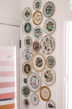 there are many plates hanging on the wall