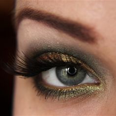 Becoming A Makeup Artist, Green Smokey Eye, Mac Pigment, Gold Eye Makeup, Mac Eyes, Gold Eyeshadow, Gold Makeup, Gold Eyes, Kiss Makeup