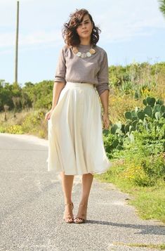 How To Wear High Waisted Skirts 2018 | FashionTasty.com Boho Work Outfit, Rok Midi, White Midi Skirt, Cream Skirt, Jack Nicholson, Outfit Trends, Midi Skirts