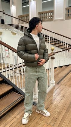 Polo Puffer Jacket Outfit, Men’s Puffer Jacket Outfit, Winter Outfit Men Casual, Zara Man Aesthetic, Grey Puffer Jacket Outfit Men, Mens Puffer Jacket Street Style, Puffer Jacket Outfit Men Streetwear, Olive Green Men Outfit, Streetwear Winter Outfits Men