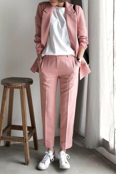 Casual White Sneakers, Chic Pants, Pink Power, Power Suit, Mode Casual, Classy Casual, Business Outfit