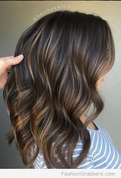 We change our wardrobe each season, why can't we change our hairstyle too? Don't miss out and look at our soft brunette balayage ideas for fall. Bayalage Brunette, Brunette Balayage, Brown Balayage, Hair Color Highlights