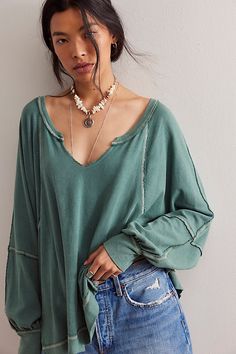 Just as effortless as it is essential, this so cool tee is featured in an oversized, slouchy fit with dropped shoulders, exposed seaming, and distressing at neckline for a true lived-in look. **Fit:** Relaxed, oversized fit **Features:** V-neckline, dropped shoulders, exposed seaming, side slits at bottom, exaggerated sleeves **Why We | Wish I Knew Tee by Free People in Green, Size: XS Loose Tshirt Outfits, People In Rain, Free People Outfits, Drop Shoulder Tshirt, Basic Tops For Women, Rich Girl Fashion, Free People Shirt, Midnight Rain, Oversized Tops