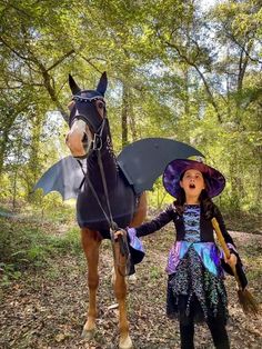 Here are 13 Halloween costumes that are too good NOT to share. Horse Fancy Dress Costume, Horse Fancy Dress, Halloween Invitaciones, Haunted Woods, Animal Halloween Costumes, Bat Costume, Cow Costume