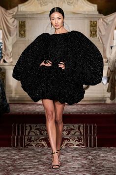 Black Tinsel Bubble Sleeve Mini Dress Pre-Order 6-8 Weeks Final Sale Made in NYC For inquiries regarding customization email: info@christiansiriano.com Christian Siriano 2024, Catwalk Dress, 2024 Runway, Moda Outfit, Circle Dress, Fall 24, Bubble Dress, Couture Designers, Fall Winter 2024