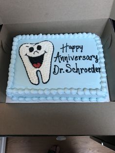 a birthday cake with a happy anniversary dr schroedr on it in a box