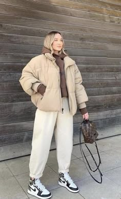 Alaska Street Style, Hoody Outfits, Looks Adidas, 00s Mode, Japan Winter, Black Boots Outfit, Winter Outfits Aesthetic, Skandinavian Fashion, Fall Lookbook