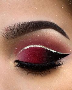 Dark Berry Eye Makeup & Rose Gold Line Christmas Picture Makeup Ideas, Makeup Looks Christmas Party, Red Christmas Eyeshadow Looks, Red N Black Makeup, Christmas Photo Makeup, Elegant Christmas Makeup Looks, Sweet 16 Makeup Black, Christmas Smokey Eye