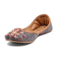 Elevate your ethnic footwear collection with our handmade leather flats. These Punjabi juttis are a perfect choice for Indian weddings, as well as for Indian flats, Pakistani khussa, Indian juttis, and Pakistani women's shoes. These traditional flats are ideal for festivals and look great as Eid flats, Diwali flats, and Holi flats. Our Punjabi flats are perfect for every occasion, whether you want a chic or desi look. Step into cultural elegance with our Bollywood-inspired juttis. Punjabi Design, Pakistani Khussa, Desi Look, Heel Care, Punjabi Jutti, Fabric Embellishment, Gray Weddings, Sustainable Packaging, Mirror Work