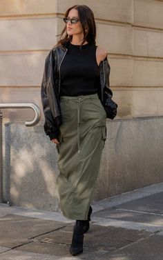 Saias cargo, mais um clássico dos anos 90, que estão de volta em looks de streetstyle. E pode se preparar, elas vão bombar nesse inverno por serem ideais para as baixas temperaturas e criarem um visual descolado sem muito esforço. Só que elas evoluíram para uma versão híbrida, com detalhes em alfaiataria, o que fez delas peças com uma pegada mais contemporânea. Elas podem ser mini, midi, maxi ou jeans, não importa. >> LEIA MAIS NO SITE. Denim Midi Skirt Outfit, Cargo Midi Skirt, Safari Outfit, Sports Chic Outfit, Woman's Closet, Look Festival, Utility Skirt