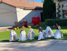 halloween decorations are lined up in front of a house