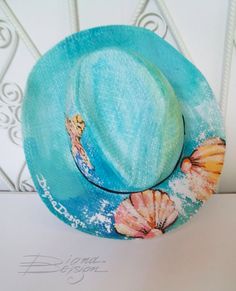 ♥Hand Painted Seashell Hats, Hanpainted Hat, Seashell Sunhat, Hanpainted Summer Hat, Sea Summer Hat, Sea Shells Hat, Floral Summer Hat♥ HAND PAINTED HATS by DiqnaDesign. ------- SIZE & DETAILS ------- Unique handpainted product Professionally hand-painted with lots of love. Measures: > Hat № 1 - Black Sun Hat < Brim Size: 38 cm ≈ 14.9 inches Diameter of the hole (head circumference): 19 cm ≈ 7.4 inches Material: Paper Straw > Hat № 2 - Blue Bowler Hat < Brim Size: 33 cm ≈ 12.9 in Hand Painted Hats, Beach Themed Crafts, Happy Hat, Fabric Painting On Clothes, Painted Hats, Hat Decoration, Painted Tote, Sea Summer, Bowler Hat