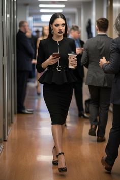 Dark Office Attire, Witchy Corporate Outfits, Elegant Goth Aesthetic, All Black Corporate Outfit, Elegant Women Aesthetic, Womens Outfits 2024, Elegant Grunge Outfits, Office Goth Outfits, Professional Grunge Outfits