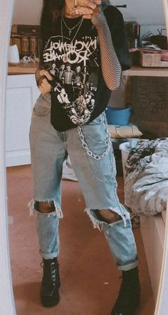 Owl City Concert Outfit, Outfit Ideas Egirl, Anime Grunge Outfit, Edgy Rocker Outfits, Black Grunge Clothes, Female Techwear Aesthetic, Oversized Punk Outfit, Indie Aesthetic Outfits For School, Light Alternative Fashion