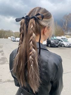 Cute Hairstyles With Ribbon Bow, Hair Up With Ribbon, Braided Hairstyles Ribbon, Braid And Ribbon Hairstyles, Put Back Hairstyles, Work Hairstyles Server, Double Ribbon Hairstyle, Rush Week Hairstyles, Cute Hair Ribbons