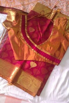 Blouse Designs For Old Women, Old Neck, Neck Blouse Designs, Brocade Blouse Designs, New Saree Blouse Designs, Blouse Design Images