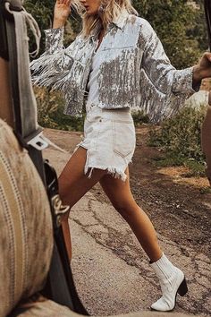 Disco Outfits, Look Disco, Style Année 80, Tassel Jacket, Festival Mode, Fringe Coats, Varsity Jacket Women, Vintage Disco, Reflective Jacket