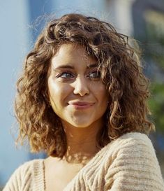 Curly Hair Long Bob, Modern Bob Hairstyles, Triangle Hair, Geometric Hair Clip, Fall Hair Cuts, Choppy Bob Hairstyles, Short Curly Haircuts, Haircuts For Curly Hair, Short Wavy Hair