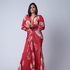 Long Dress, Long Sleeves, Flowery Pattern, On Rust Color. Balloon Sleeves. V-Neck. Flowing Bottom With Open Back. Red Floral Dress For Brunch, Red Floral V-neck Dress For Brunch, Red V-neck Floral Dress For Brunch, Elegant Red Maxi Dress With Floral Print, Floral Print V-neck Maxi Dress For Evening, Evening Floral Print Maxi Dress V-neck, Floral Print V-neck Evening Maxi Dress, Red Floral Print V-neck Dress, Long Dress Long Sleeves