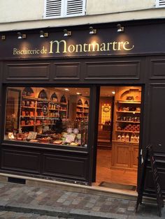 a store front with many items on display in it's windows and the words biscuit de montmarte